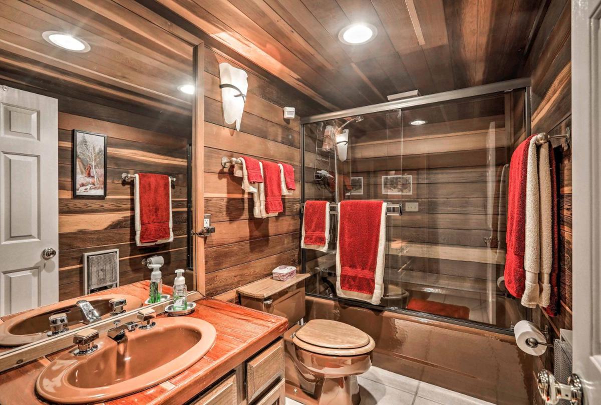 Luxe Home Hot Tub Game Room Sauna and Jungle Gym! - image 4