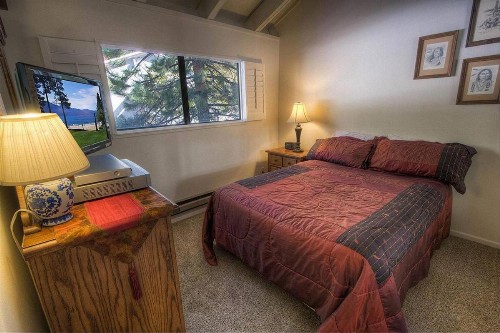 Eagles Lake Retreat by Lake Tahoe Accommodations - image 2