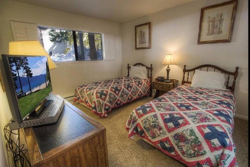 Eagles Lake Retreat by Lake Tahoe Accommodations - image 9