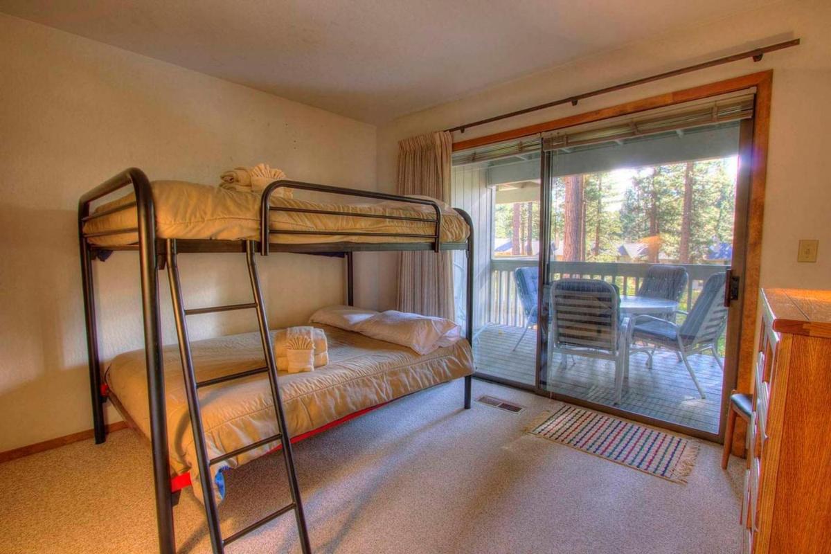 Ski Lake Lodge by Lake Tahoe Accommodations - image 6