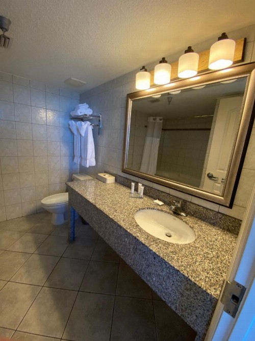 Radisson Suite Hotel Oceanfront - image 11