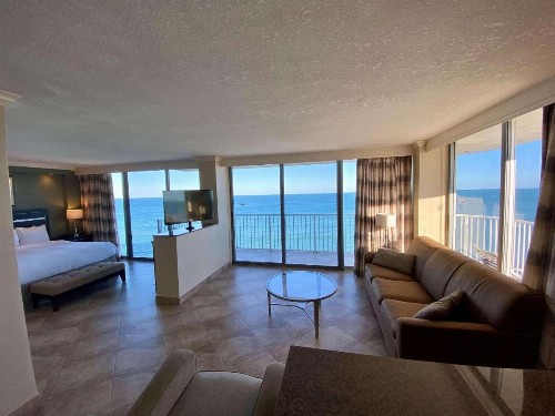 Radisson Suite Hotel Oceanfront - image 15