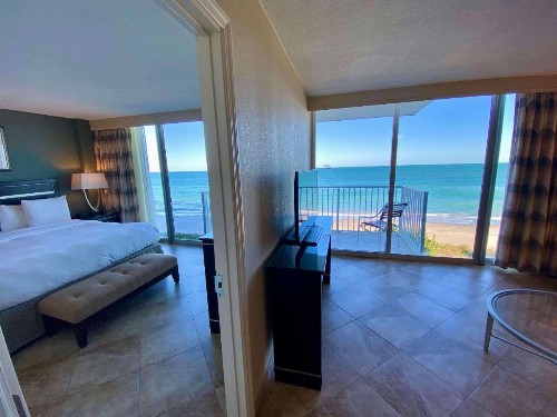 Radisson Suite Hotel Oceanfront - image 35