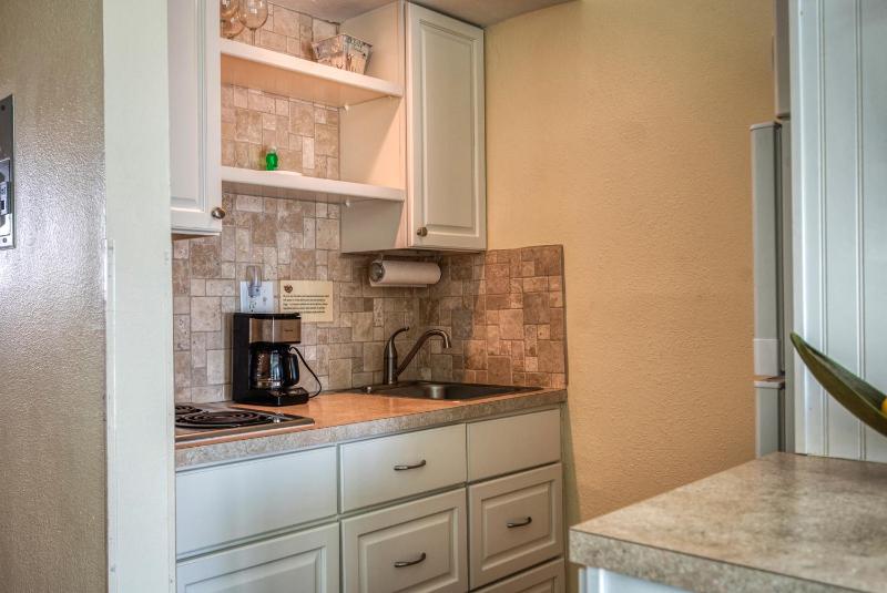 Tipsy Turtle oceanfront 1 bedroom condo - image 5