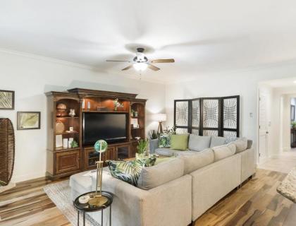 Polished Resort Suite with Southern Comforts in Naples - Two Bedroom #1 - image 9