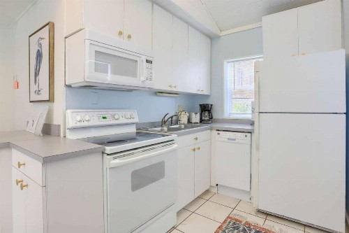 Binnie’s Beachfront Bungalow - image 9