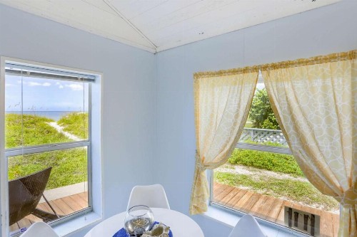 Binnie’s Beachfront Bungalow - image 10