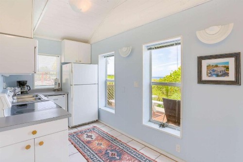 Binnie’s Beachfront Bungalow - image 11