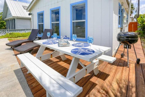 Binnie’s Beachfront Bungalow - image 5