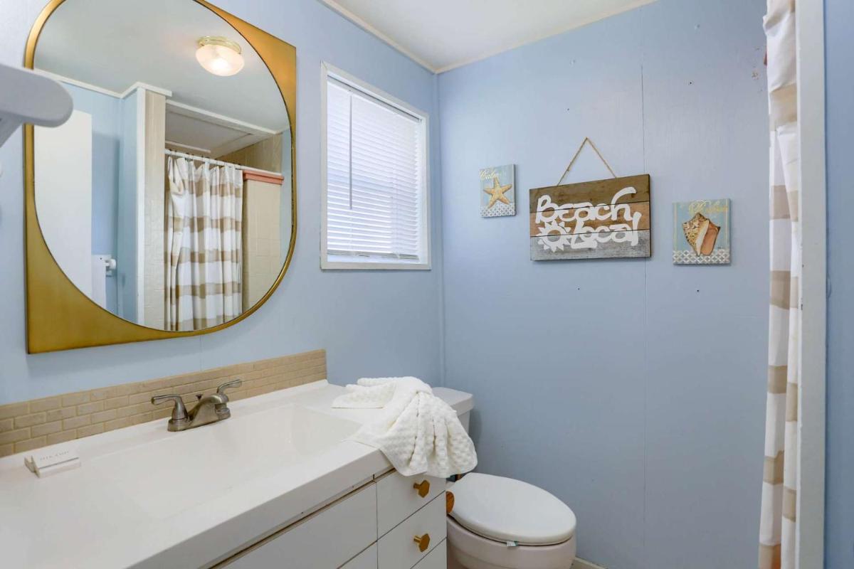 Binnie’s Beachfront Bungalow - image 6