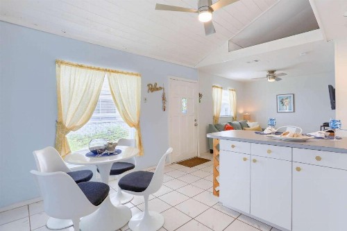 Binnie’s Beachfront Bungalow - image 7