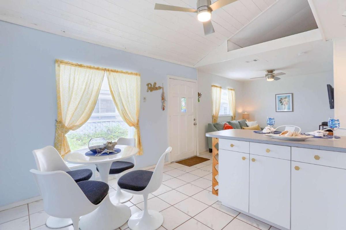 Binnie’s Beachfront Bungalow - image 7