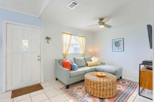 Binnie’s Beachfront Bungalow - image 8
