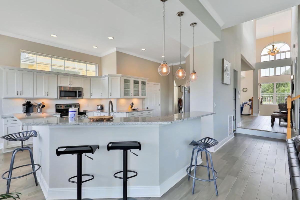 Intercoastal Waterfront Retreat - image 6