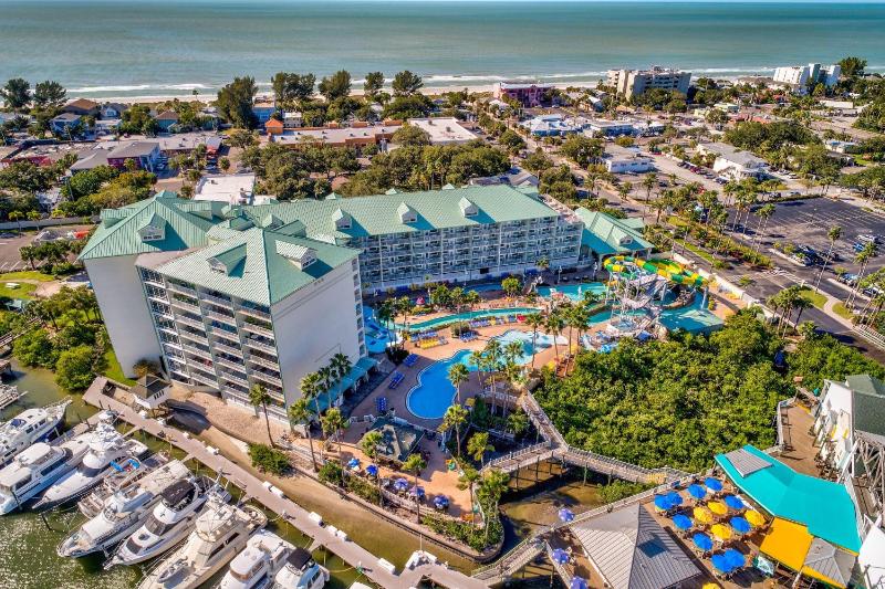Harbourside 5518 - NEW! Free Waterpark passes steps to beach! - main image