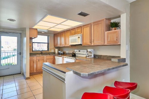 Family friendly condo nestled between the Gulf of Mexico and the Intercoastal Waterway BYTC216 - image 6