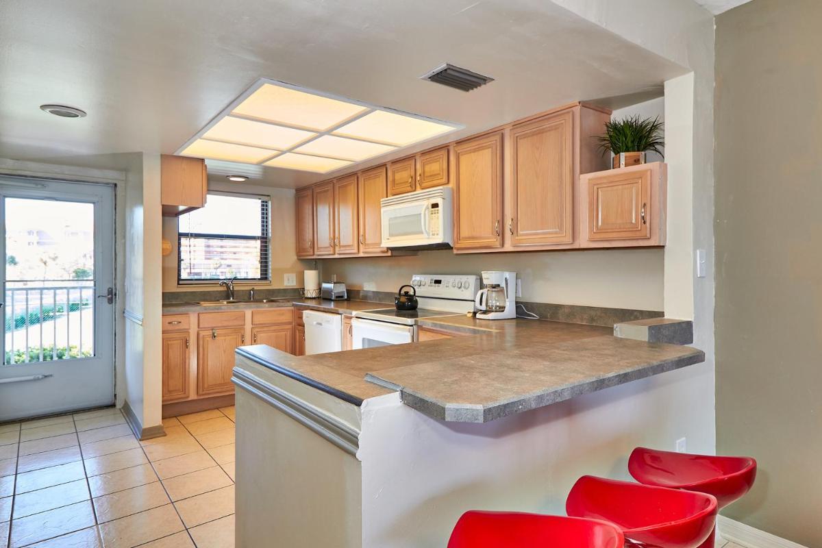 Family friendly condo nestled between the Gulf of Mexico and the Intercoastal Waterway BYTC216 - image 6