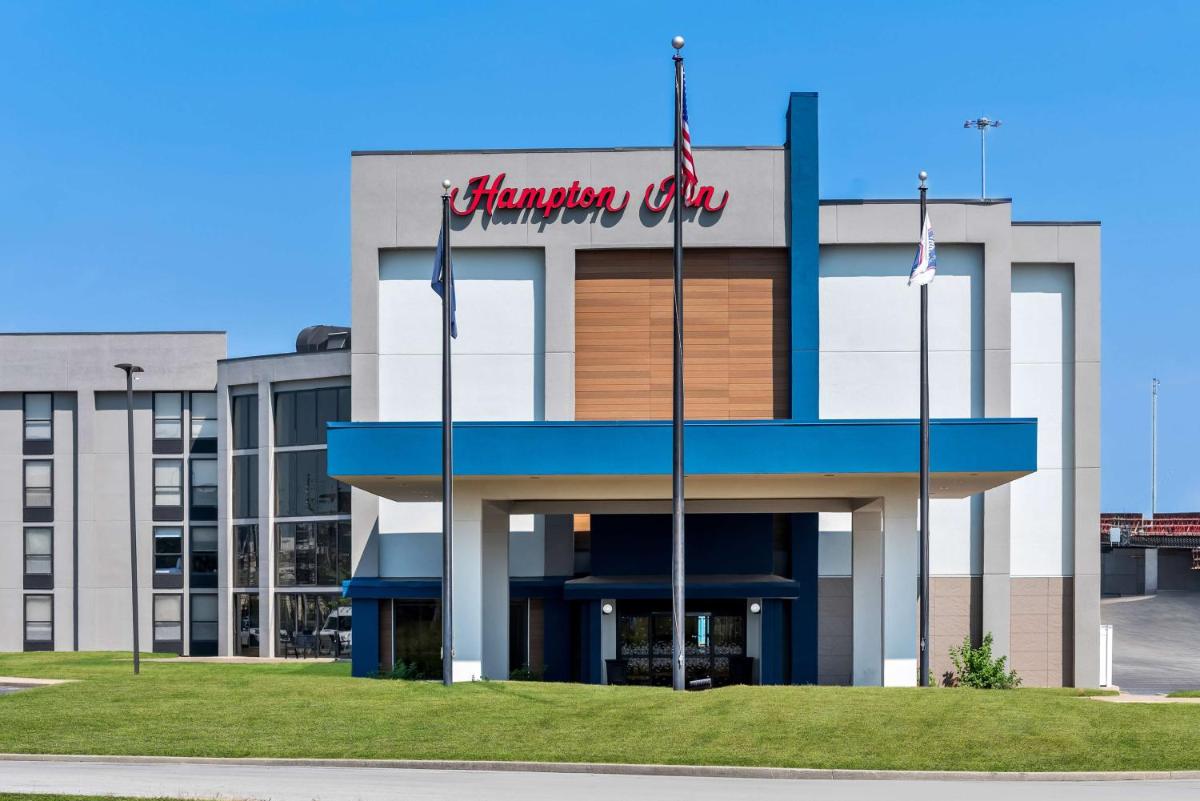 Hampton Inn Indianapolis Northeast/Castleton - image 2