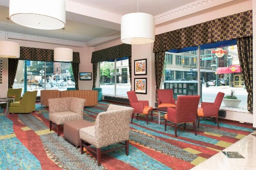 Hampton Inn Indianapolis Downtown Across from Circle Centre - image 2