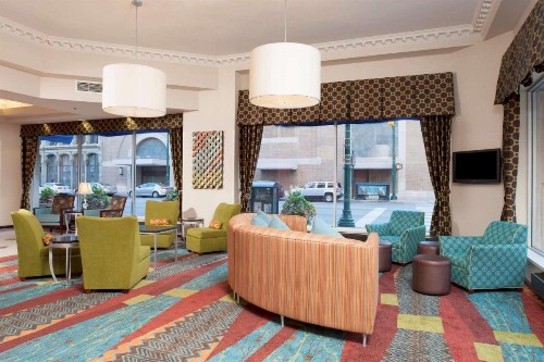 Hampton Inn Indianapolis Downtown Across from Circle Centre - image 3