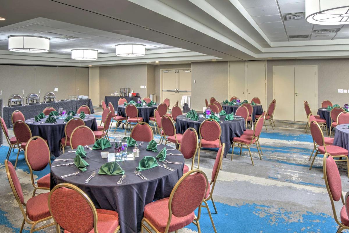 Embassy Suites Indianapolis North - image 4
