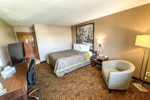 Super 8 by Wyndham Indianapolis Emerson - image 21