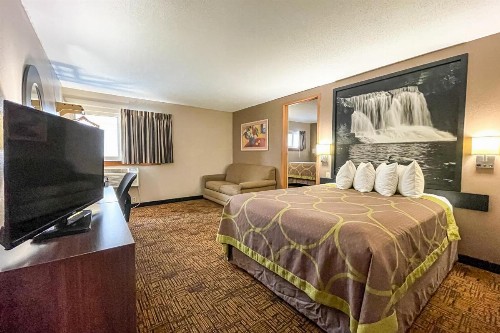 Super 8 by Wyndham Indianapolis Emerson - image 30