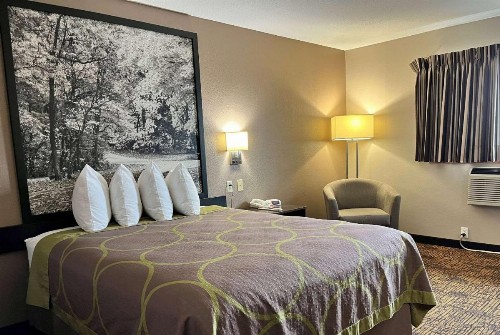 Super 8 by Wyndham Indianapolis Emerson - image 7