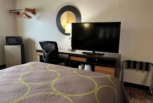 Super 8 by Wyndham Indianapolis Emerson - image 8