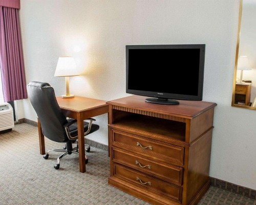 Quality Inn And Suites Indianapolis - image 20