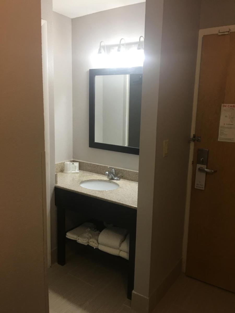 Country Inn & Suites by Radisson Indianapolis East IN - image 3
