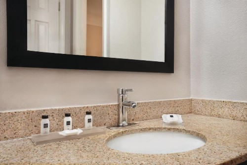 Country Inn & Suites by Radisson Indianapolis East IN - image 6