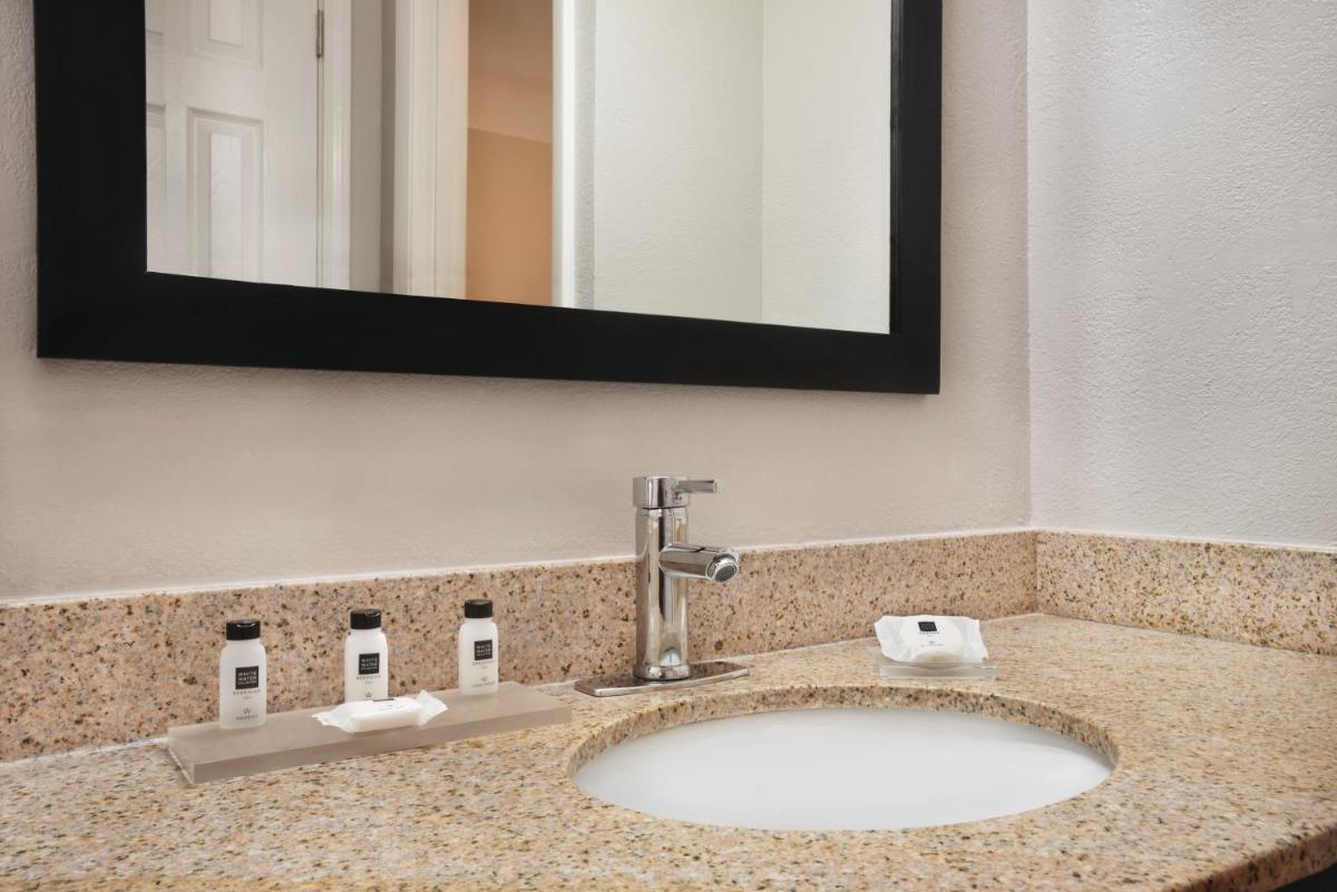 Country Inn & Suites by Radisson Indianapolis East IN - image 6