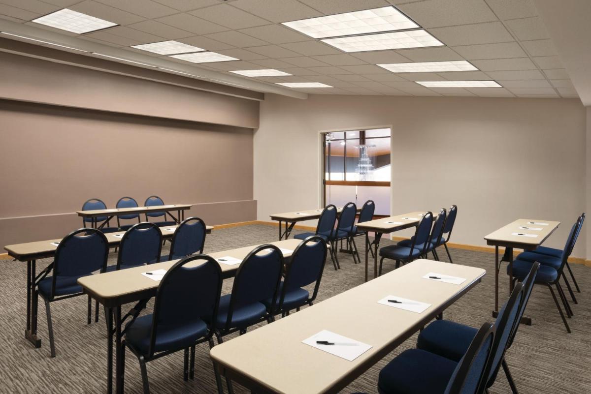 Country Inn & Suites by Radisson Indianapolis East IN - image 7