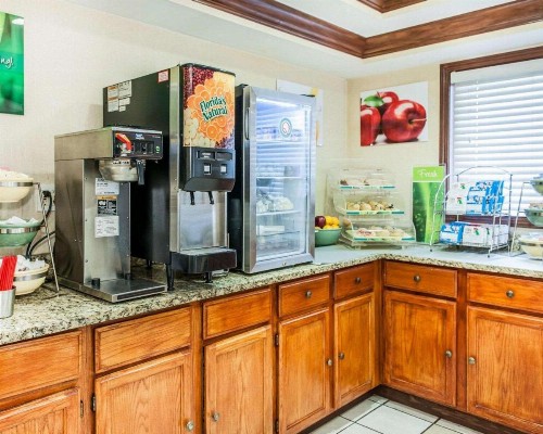 Quality Inn South - image 22