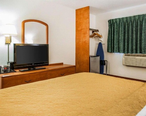 Quality Inn South - image 7
