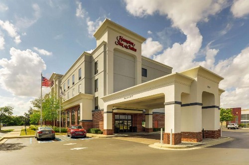 Hampton Inn & Suites Indianapolis-Airport - image 1