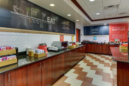 Hampton Inn & Suites Indianapolis-Airport - image 12
