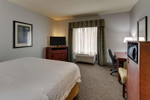 Hampton Inn & Suites Indianapolis-Airport - image 17
