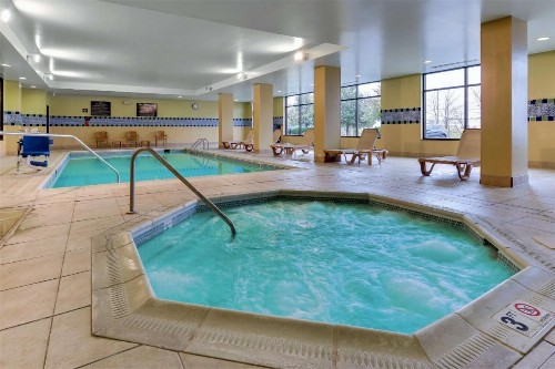 Hampton Inn & Suites Indianapolis-Airport - image 3