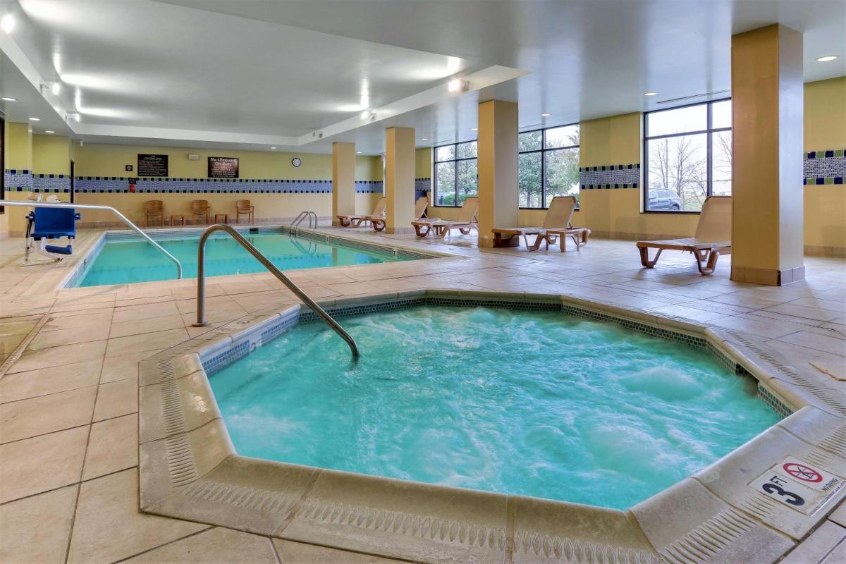 Hampton Inn & Suites Indianapolis-Airport - image 3