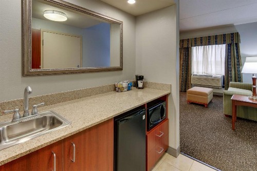 Hampton Inn & Suites Indianapolis-Airport - image 40