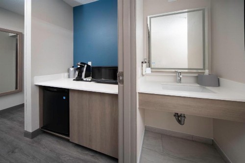 Holiday Inn Express Hotel & Suites Indianapolis - East an IHG Hotel - image 47