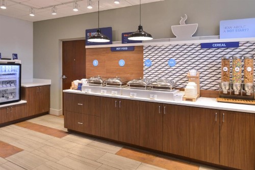 Holiday Inn Express Hotel & Suites Indianapolis Dtn-Conv Ctr Area an IHG Hotel - image 22