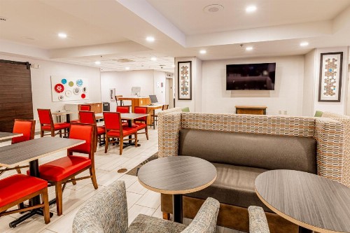 Holiday Inn Express Indianapolis South an IHG Hotel - image 35