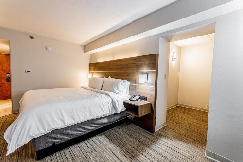 Holiday Inn Express Indianapolis South an IHG Hotel - image 9