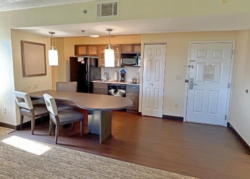 Candlewood Suites Indianapolis Downtown Medical District an IHG Hotel - image 4