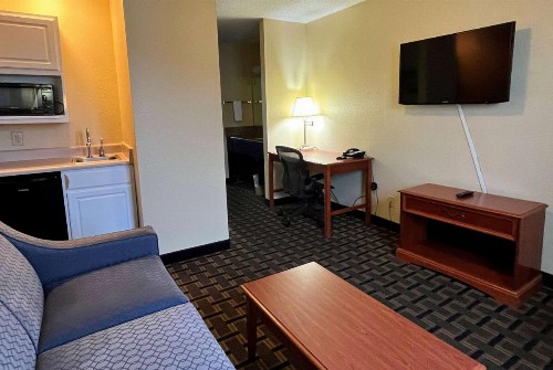 Super 8 by Wyndham Indianapolis/NE/Castleton Area - image 21