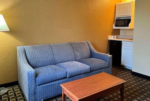 Super 8 by Wyndham Indianapolis/NE/Castleton Area - image 23