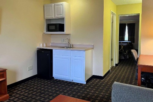 Super 8 by Wyndham Indianapolis/NE/Castleton Area - image 26
